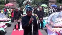 Penyerahan Tumpeng dari aparat Desa Mojorejo kepada Kades Mojorejo. (ist) - Wujud Syukur Hasil Bumi, Pemdes Mojorejo Gelar Kirab Tumpeng 2023