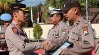 Penyerahan penghargaan dari Kapolres Batu AKBP Oskar Syamsudin SIK MT kepada Personel yang berprestasi. (ist) - Berprestasi, Sebelas Anggota Polres Batu Diganjar Penghargaan