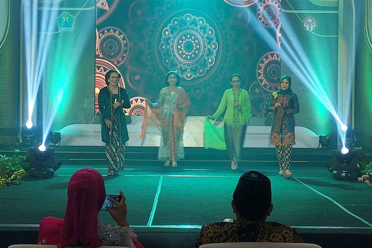 Peragaan busana kebaya kolosal oleh para istri Kepala OPD dan Forkopimda plus Kota Malang. (rhd) - Dekranasda Fest Tampilkan Kebaya Kolosal Modern Wujud Cinta Produk Indonesia