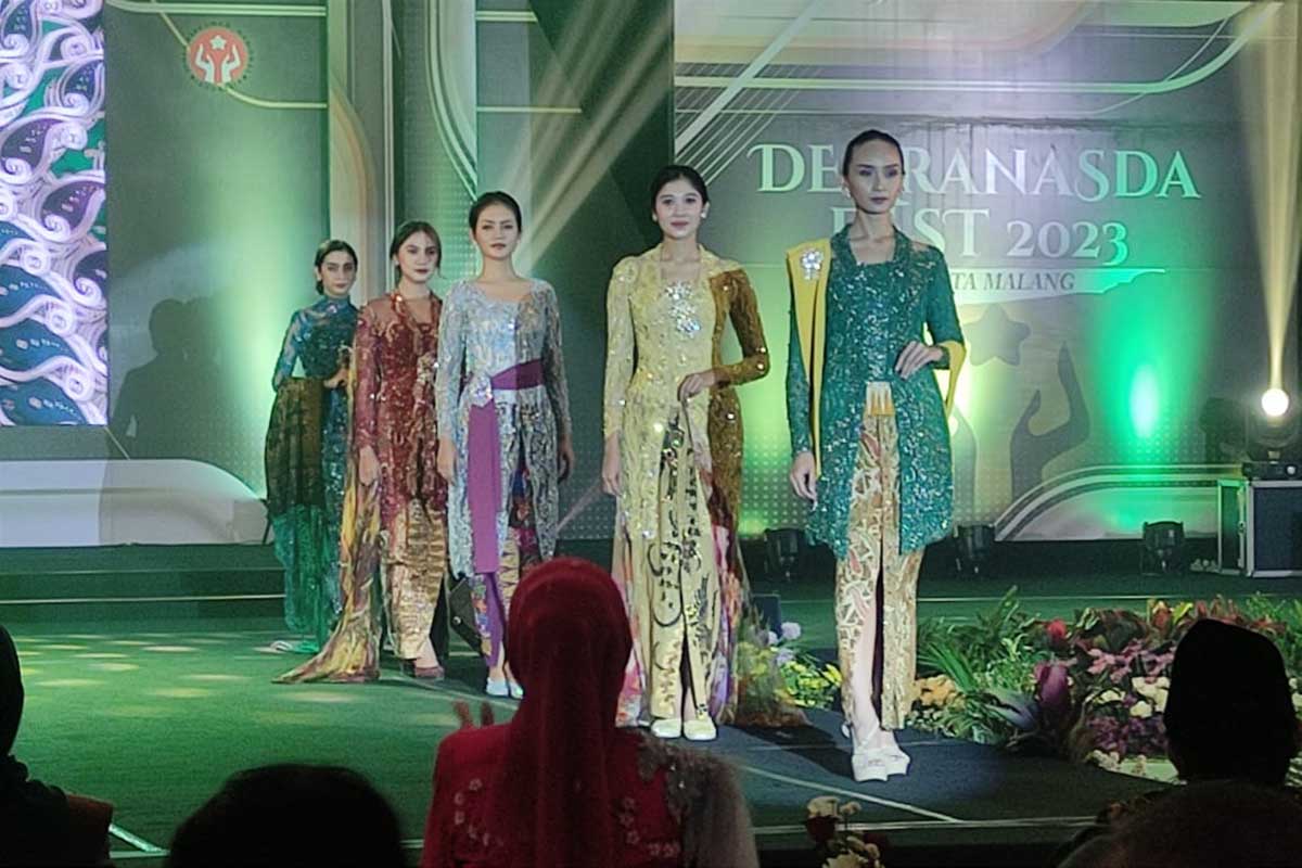 Peragaan busana kebaya oleh para model profesional. (rhd) - Dekranasda Fest Tampilkan Kebaya Kolosal Modern Wujud Cinta Produk Indonesia