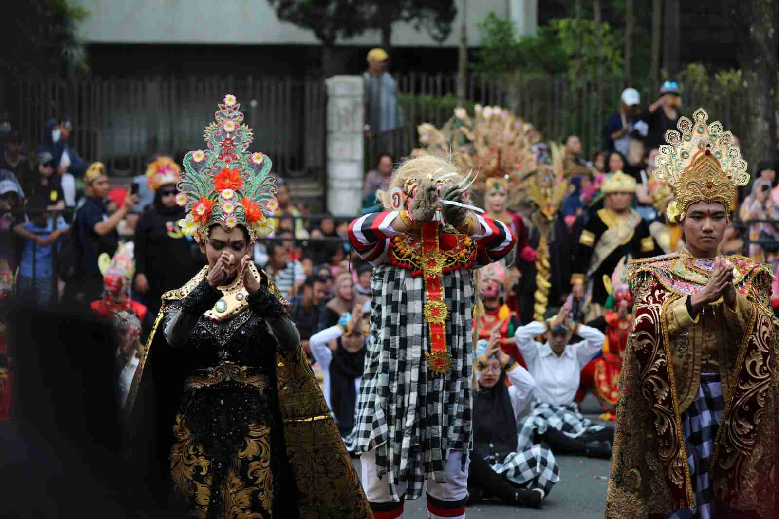peran serta komunitas ikut menyemarakkan pawai budaya nusantara 11zon