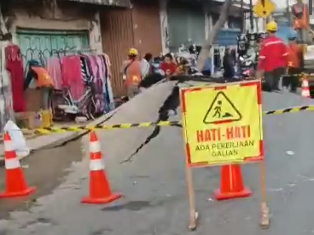 permukaan jalan beraspal meletus di kawasan pasar kembang surabaya