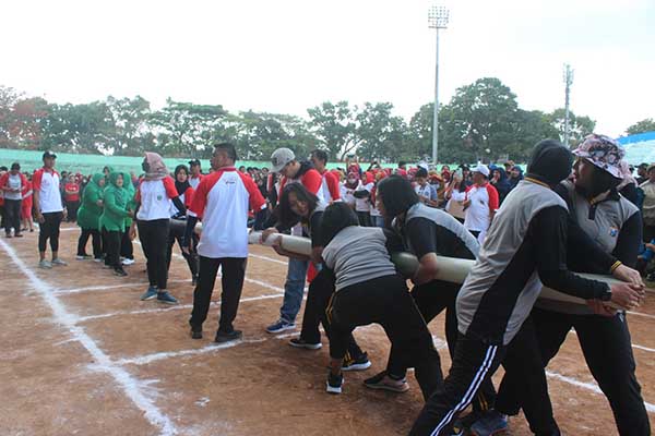 Persit Kodim 0833 ikuti lomba Dagongan peringati HUT ke-78 RI. (ist) - Persit Kodim 0833 Ikuti Lomba Dagongan Peringati HUT ke-78 RI