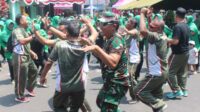 Personel Kodim 0833/Kota Malang ikut memeriahkan lomba perayaan HUT RI. (ist) - Kodim 0833/Kota Malang Gelar Lomba Perayaan HUT RI