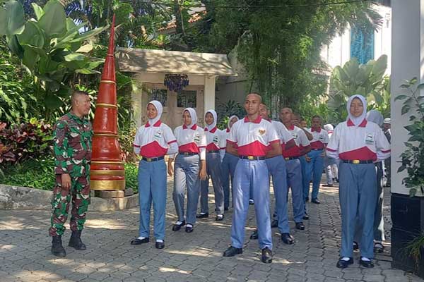 Personel Kodim 0833/Kota Malang latih Paskibra. (ist) - Tanamkan Kekompakan, Personel Kodim 0833/Kota Malang Latih Paskibra