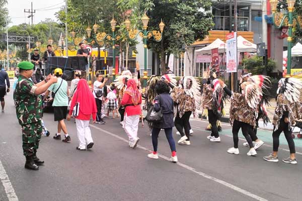 Personel Kodim 0833 amankan jalan sehat dan karnaval di Kota Malang. (ist) - Personel Kodim 0833 Amankan Jalan Sehat dan Karnaval di Kota Malang