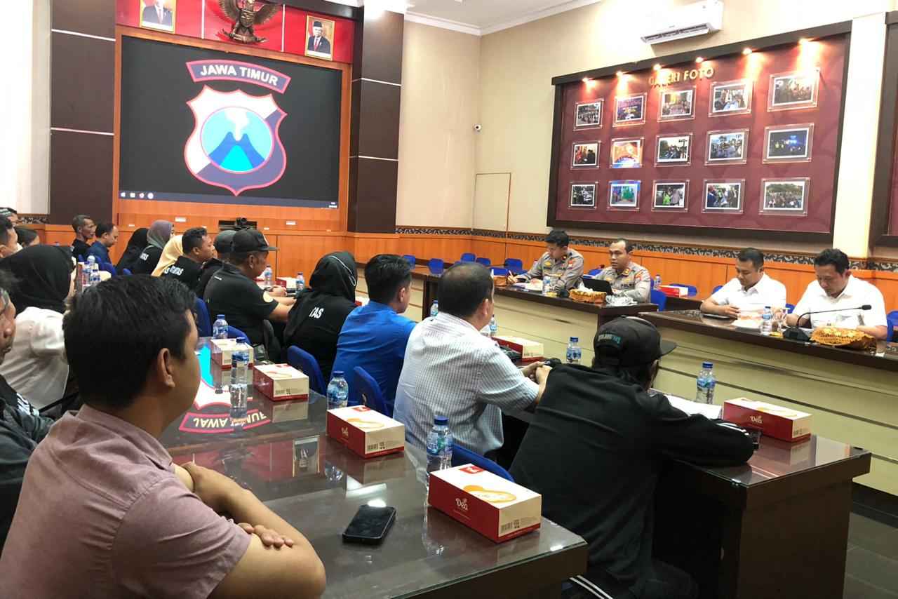 pertemuan keluarga korban tragedi kanjuruhan dan polres malang 11zon