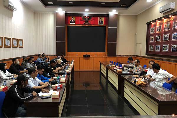Pertemuan Keluarga Korban dan pihak Polres Malang. (Seru.co.id/wul) - Keluarga Korban Minta Pemicu Tragedi Kanjuruhan Ditindak Tegas