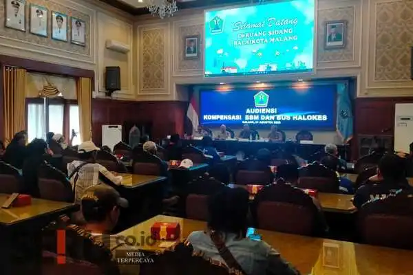 Pertemuan perwakilan sopir dan Pemkot di ruang sidang Balai Kota Malang . (dik) - Nglurug Balaikota Malang, Sopir Angkot Tanyakan Kelanjutan Kompensasi BBM
