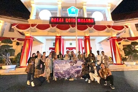 Peserta International Immersion Camp Polinema berfoto di depan Balaikota Malang. (ist) - Pemkot Malang Sambut Peserta International Immersion Camp Polinema dalam Gala Dinner