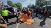 Petugas BPBD Evakuasi Korban Laka Lantas di Jalan Raya Mastrip Surabaya. - Dua Motor Adu Moncong, Satu Orang Meninggal di Lokasi