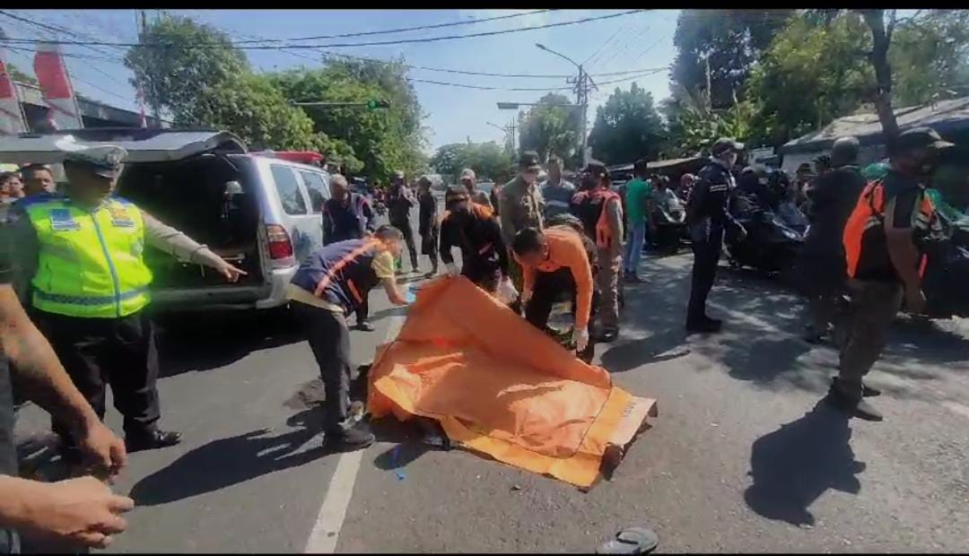 Petugas BPBD Evakuasi Korban Laka Lantas di Jalan Raya Mastrip Surabaya. - Dua Motor Adu Moncong, Satu Orang Meninggal di Lokasi
