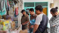 petugas gabungan satpol pp, pm dan petugas bea cukai saat merazia sejumlah toko kelontong, senin 11zon