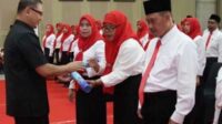 Pj. Wali Kota Batu Aries Agung Paewai menyerahkan SK Guru PPPK formasi 2022. (ist) - Pj. Walikota Batu Berharap Guru PPPK Ciptakan Perubahan Lebih Baik