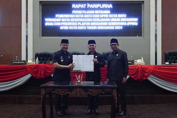 Pj. Wali Kota Batu dan Ketua DPRD Batu menunjukkan dokumen nota kesepakatan KUA PPAS Anggaran Kota Batu 2024. (ist) - Penandatanganan Kesepakatan Perubahan KUA dan PPAS APBD TA. 2024 Kota Batu