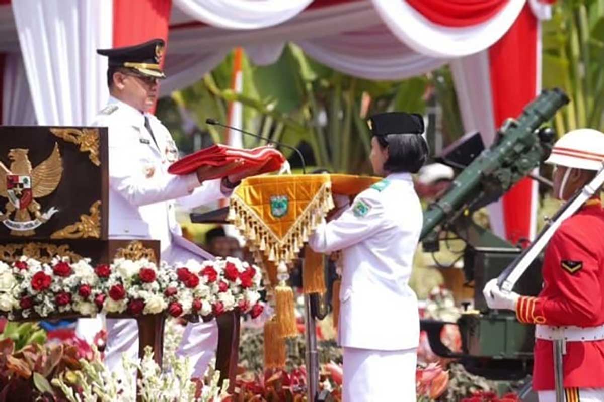 Pj. Wali Kota Batu menyerahkan Bendera merah putih kepada Paskibraka. (ist) - Peringatan Detik-detik Proklamasi di Balaikota Among Tani Pemkot Batu