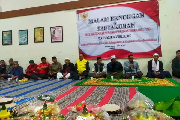 Polisi RW yang saling membaur dengan masyarakat dalam kegiatan barikan. (ist) - Buher Instruksikan Polisi RW Membaur dengan Warga di Kegiatan Barikan
