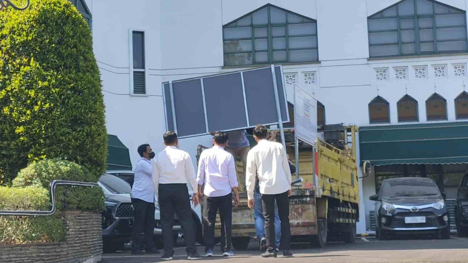 polisi saat geledah kantor wismilak jalan darmo surabaya 11zon