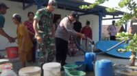 polres ngawi melakukan dropping sebanyak 20 tangki berkapasitas 5.000 liter air di beberapa desa terdampak 11zon