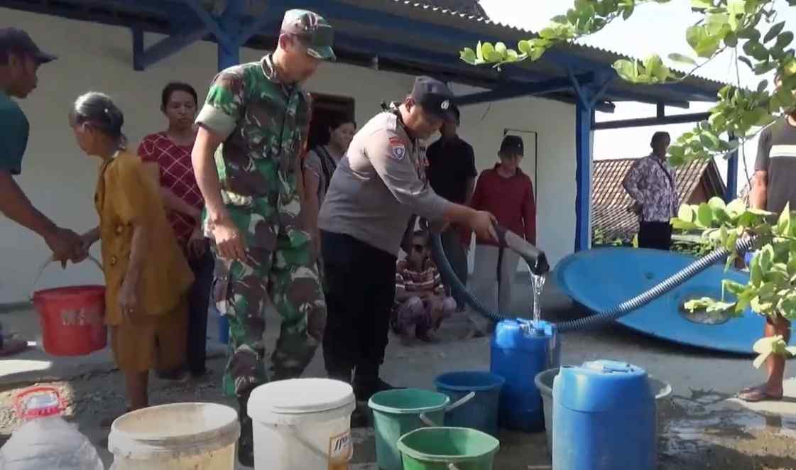 polres ngawi melakukan dropping sebanyak 20 tangki berkapasitas 5.000 liter air di beberapa desa terdampak 11zon