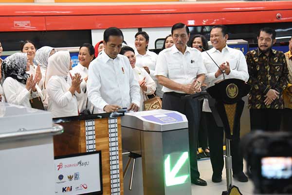 Presiden Jokowi meresmikan LRT. (ist) - Jokowi Ajak Warga Jabodebek Naik LRT Demi Tekan Macet dan Polusi Udara