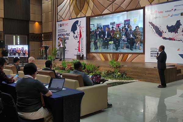 Prof. Jun Murai demonstrasi diskusi interaktif 8K uncompressed streaming audio video dua arah antara UB dan Keio University Jepang. (rhd) - Pertama di Indonesia, UB ARENA-PAC dan IDREN Resmikan Jaringan Berkecepatan Tinggi 100 Gbps