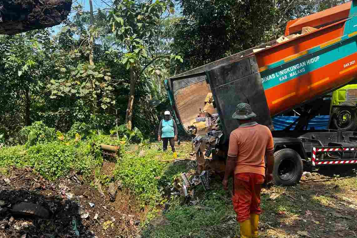 proses pemusnahan rokok tak berpita cukai 11zon