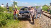 Proses evakuasi mobil milik Khollif yang sudah ringsek. (ist) - Pengemudi Selamat, Mobil Mandor Tebu Terseret KA Sepanjang 15 Meter