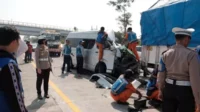 Proses olah TKP pihak Kepolisian di lokasi tol Lawang Singosari. (Ist) - Tabrak Belakang di Tol Lawang-Singosari, Satu Orang Meninggal Dunia