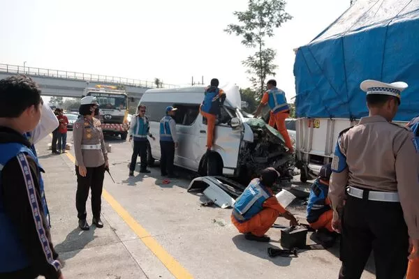 Proses olah TKP pihak Kepolisian di lokasi tol Lawang Singosari. (Ist) - Tabrak Belakang di Tol Lawang-Singosari, Satu Orang Meninggal Dunia