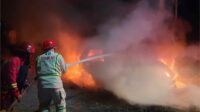 proses pemadaman api di mobil terbakar di pakisaji