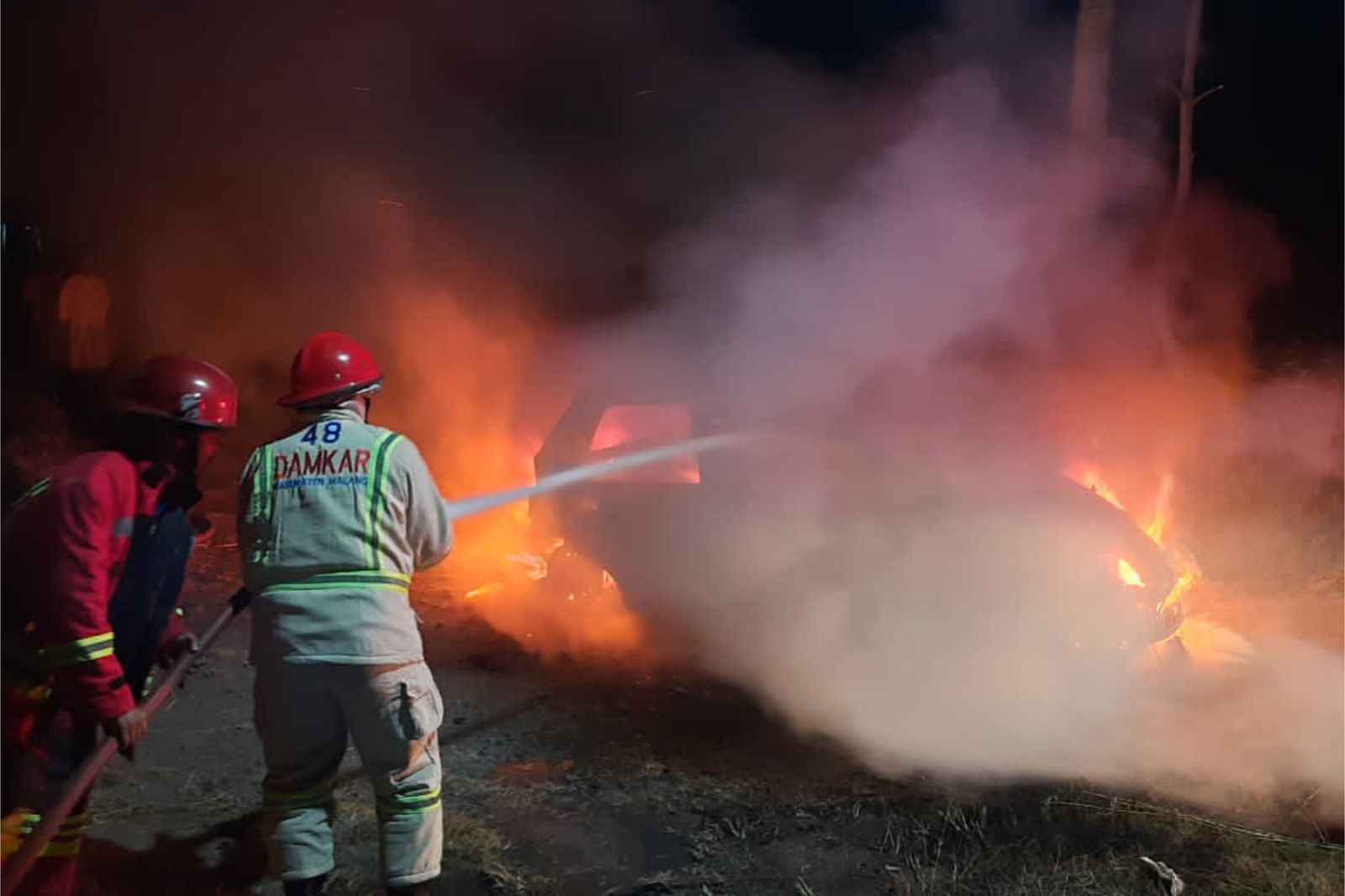 proses pemadaman api di mobil terbakar di pakisaji