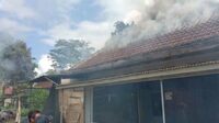 Proses pemadaman oleh pihak PMK. (ist) - Truk di Garasi Korsleting, Rumah Turut Terbakar