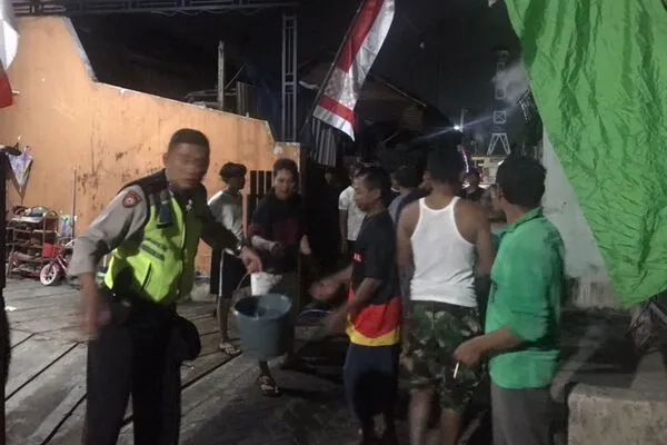 Proses pemadaman. (ist) - Korsleting Listrik, Rumah Warga Tunjungtirto Terbakar