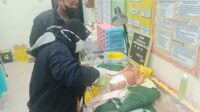 Proses pemeriksaan kesehatan bayi yang ditemukan di Harjokuncaran Sumawe. (wul) - Bayi Perempuan Dibuang Dengan Sepucuk Surat Dari Sang Ibu