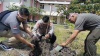 Proses penanaman bibit pohon penghasil. (ist) - Hari Kesatuan Gerak Bhayangkari dan HUT Polwan, Polresta Makota Tanam 635 Bibit Pohon
