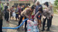 Proses pendistribusian air bersih oleh Polresta Malang Kota. (ist) - Polresta Malang Kota Distribusikan 100 Ribu Air Bersih Untuk Masyarakat