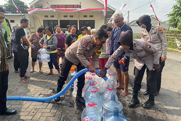 Proses pendistribusian air bersih oleh Polresta Malang Kota. (ist) - Polresta Malang Kota Distribusikan 100 Ribu Air Bersih Untuk Masyarakat