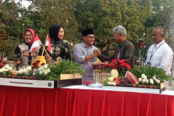 Prosesi pemotongan tumpeng simbolis revitalisasi Alun-alun Merdeka Kota Malang. (ws8) - Gandeng Bank Jatim, Revitalisasi Alun-Alun Kota Malang Bakal Seperti Ini