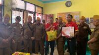 Puluhan Pejuang Veteran menerima bingkisan HUT Veteran di Sekretariat LVRI Malang. (ist) - Rayakan Ultah Pejuang Veteran, Alfamart Malang Bagikan Paket Bingkisan