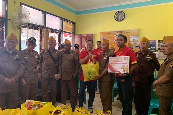 Puluhan Pejuang Veteran menerima bingkisan HUT Veteran di Sekretariat LVRI Malang. (ist) - Rayakan Ultah Pejuang Veteran, Alfamart Malang Bagikan Paket Bingkisan