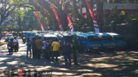 Puluhan angkot Malang dari berbagai trayek parkir di depan Gedung Dewan. (dik) - Nglurug Balaikota Malang, Sopir Angkot Tanyakan Kelanjutan Kompensasi BBM