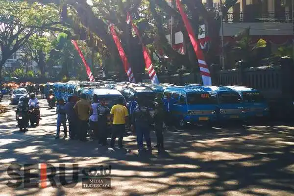 Puluhan angkot Malang dari berbagai trayek parkir di depan Gedung Dewan. (dik) - Nglurug Balaikota Malang, Sopir Angkot Tanyakan Kelanjutan Kompensasi BBM