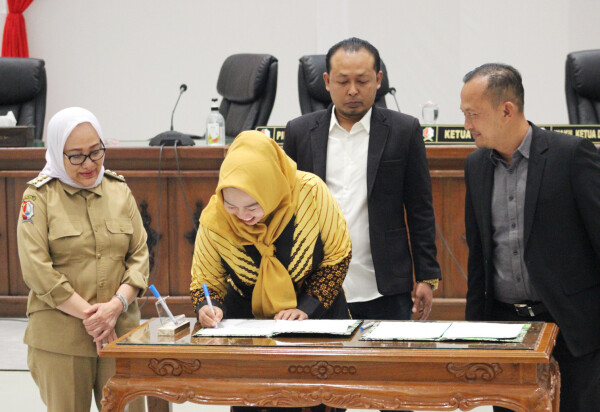 rapat paripurna pengumuman akhir masa jabatan bupati dan wabup bojonegoro, dprd beri apresiasi tinggi