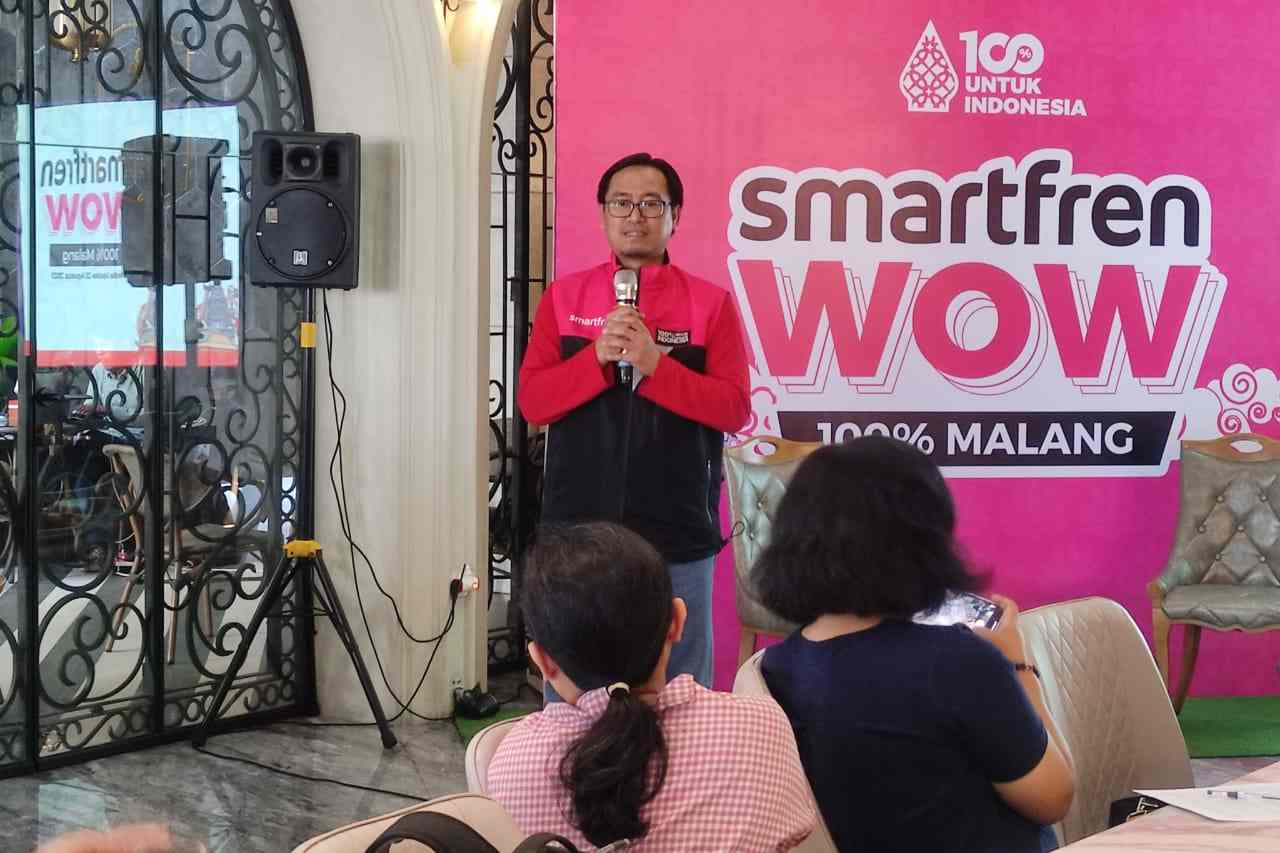 regional head south east java smartfren, deckey prasetiyo, menjawab pertanyaan awak media 11zon
