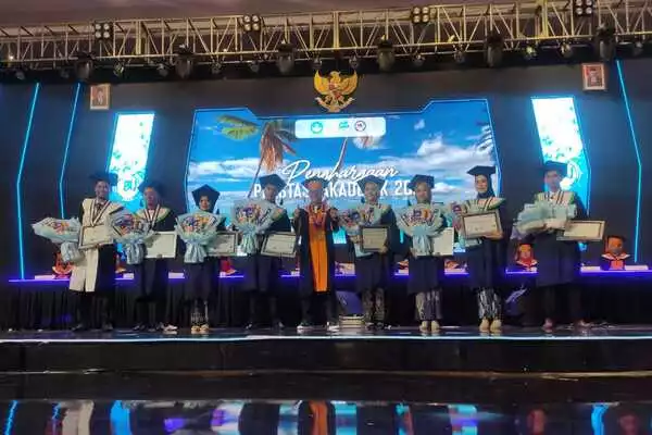 Rektor IKIP Budi Utomo bersama wisudawan-wisudawati terbaik. (rhd) - Happy Asmara Goyang Wisudawan IKIP Budi Utomo