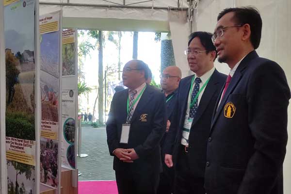 Rektor UB menunjukkan beberapa poster penelitian yang diikuti mahasiswa UB dalam lomba poster UNTA. (rhd) - Melalui UNTA, UB Berharap Manfaat dan Solusi Global pada Bidang Pertanian Tropik