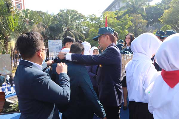 Rektor UB menyematkan jas almamater kepada maba peserta PK2MABA. (ist) - 15.486 Mahasiswa Baru Universitas Brawijaya Ikuti PK2MABA