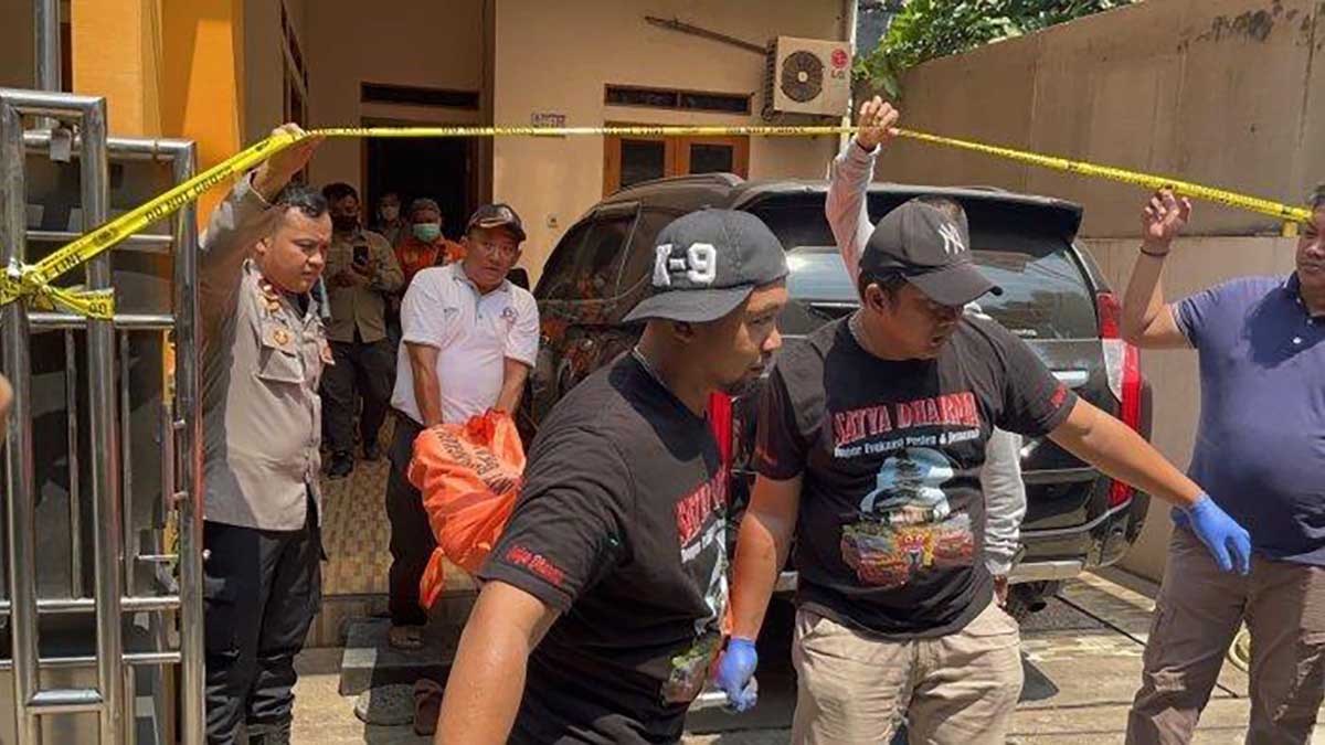 Rumah sekeluarga bersimbah darah. (ist) - Sekeluarga di Depok Bersimbah Darah, Ibu Tewas Ayah Anak Luka Parah