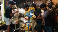 Saat memasang kostum karakter singa putih dan serigala. (wul) - Tradisi Karnaval Peringatan HUT RI, Jasa Penyewaan Kostum Dibanjiri Orderan